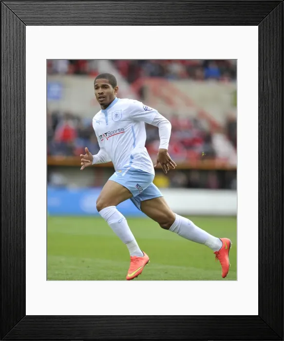 Framed Print : Simeon Jackson Leads Coventry City Charge in Sky Bet League One Clash vs Swindon Town at County Ground Framed Print : Simeon Jackson Leads Coventry City Charge in Sky Bet League One Clash vs Swindon Town at County Ground