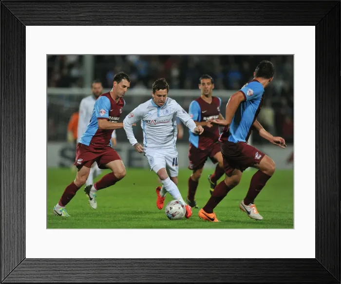 Framed Print : Danny Swanson's Determined Dash: Breaking Through Scunthorpe United's Defense (Sky Bet League One) Framed Print : Danny Swanson's Determined Dash: Breaking Through Scunthorpe United's Defense (Sky Bet League One)