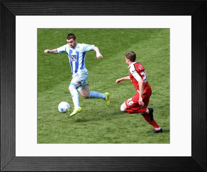 Framed Print : John Fleck in Action: Coventry City vs Crewe Alexandra, Sky Bet League One, Ricoh Arena