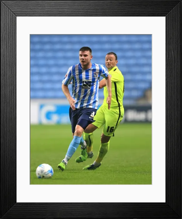 Framed Print : Coventry Citys Chris Stokes (left) and Southend Uniteds Noel Hunt battle for the ball