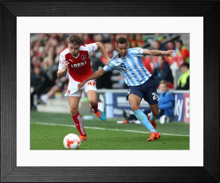 Framed Print : Battle of the Wings: Davis vs Murphy at Highbury Stadium - Fleetwood Town vs Coventry City, Sky Bet League One