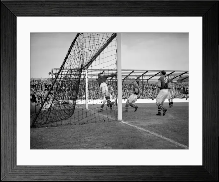 Framed Print : League Division Two - West Ham United v Coventry City - Upton Park Framed Print : League Division Two - West Ham United v Coventry City - Upton Park