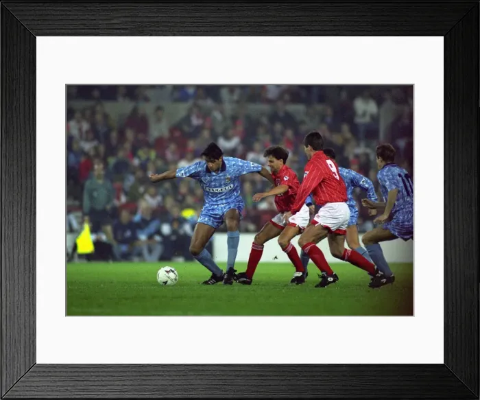 Framed Print : Robert Rosario of Coventry City Holds Off Nottingham Forest Defenders in Premier League Clash at City Ground Framed Print : Robert Rosario of Coventry City Holds Off Nottingham Forest Defenders in Premier League Clash at City Ground