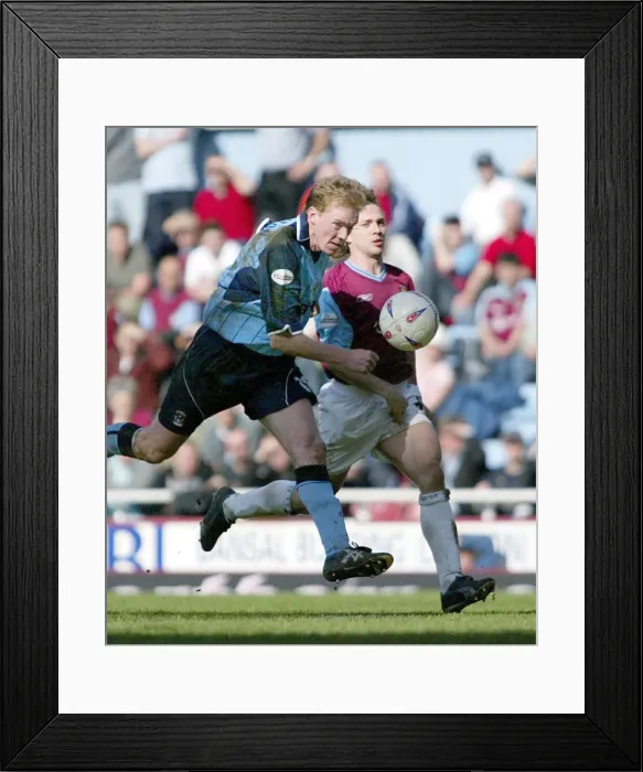 Framed Print : Steve Staunton vs. David Connolly: A Battle for the Ball in Coventry City's Nationwide Division One Clash at Upton Park (17-04-2004) Framed Print : Steve Staunton vs. David Connolly: A Battle for the Ball in Coventry City's Nationwide Division One Clash at Upton Park (17-04-2004)