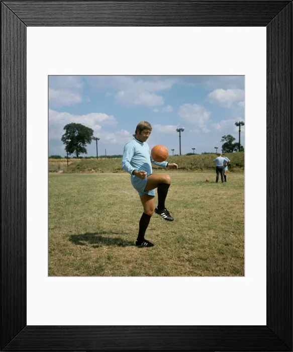 Framed Print : Ernie Hunt: A Former Coventry City Football Club Star in League Division One Framed Print : Ernie Hunt: A Former Coventry City Football Club Star in League Division One
