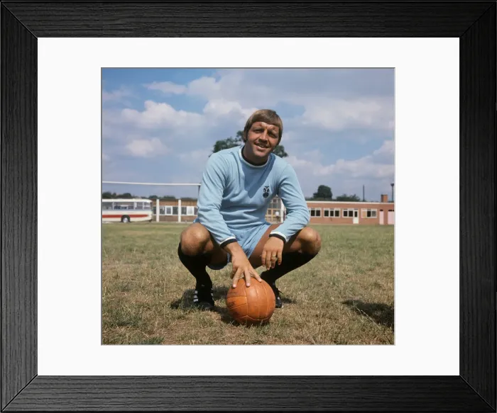 Framed Print : Ernie Hunt: A Coventry City Football Club Legend in League Division One Framed Print : Ernie Hunt: A Coventry City Football Club Legend in League Division One
