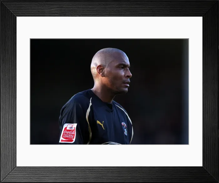 Framed Print : Clinton Morrison Leads Coventry City in Championship Clash against Scunthorpe United at Glanford Park (06-12-2009) Framed Print : Clinton Morrison Leads Coventry City in Championship Clash against Scunthorpe United at Glanford Park (06-12-2009)
