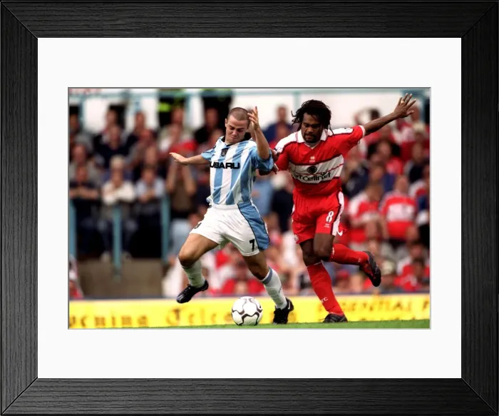Framed Print : David Thompson vs Christian Karembeu: Intense Battle in Coventry City vs Middlesbrough (Premier League, 19-08-2000) Framed Print : David Thompson vs Christian Karembeu: Intense Battle in Coventry City vs Middlesbrough (Premier League, 19-08-2000)