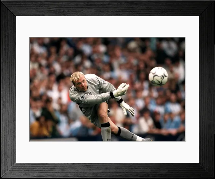 Framed Print : Coventry City vs Leeds United: Magnus Hedman Rolls Out the Ball (09-09-2000) Framed Print : Coventry City vs Leeds United: Magnus Hedman Rolls Out the Ball (09-09-2000)