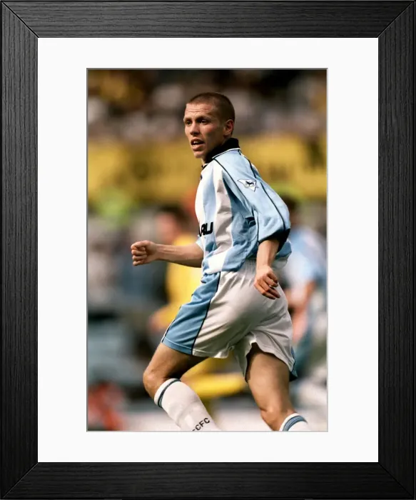 Framed Print : Craig Bellamy vs Leeds United: Coventry City in FA Carling Premiership (09-09-2000) Framed Print : Craig Bellamy vs Leeds United: Coventry City in FA Carling Premiership (09-09-2000)