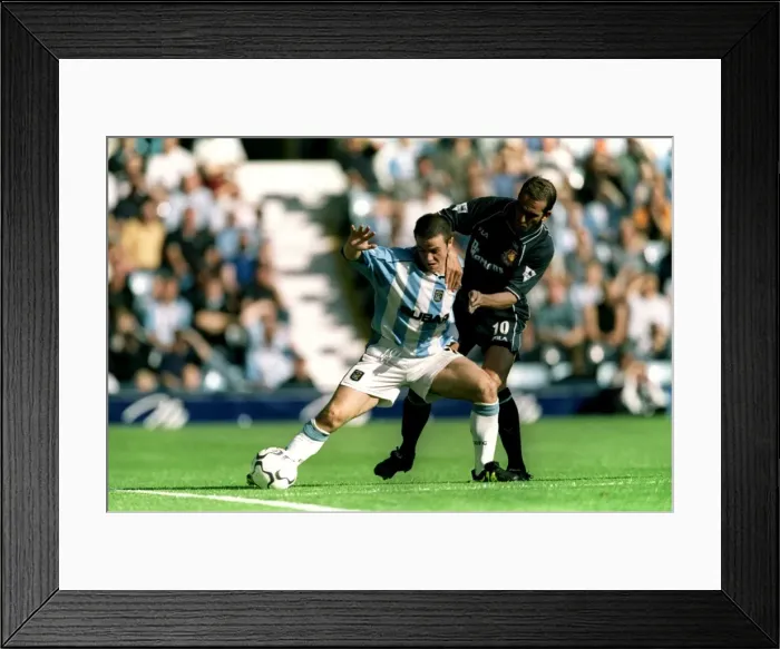 Framed Print : Clash at the Coventry Stadium: David Thompson vs Paolo Di Canio (2000) Framed Print : Clash at the Coventry Stadium: David Thompson vs Paolo Di Canio (2000)