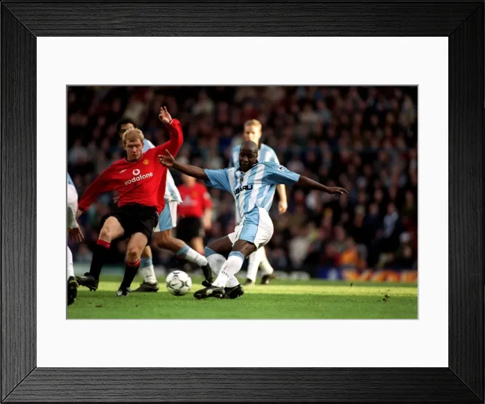 Framed Print : Scholes vs. Williams: A Clash at Coventry City - FA Carling Premiership Rivalry (04-11-2000) Framed Print : Scholes vs. Williams: A Clash at Coventry City - FA Carling Premiership Rivalry (04-11-2000)