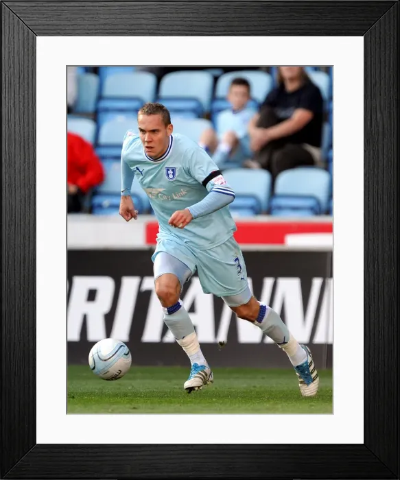 Framed Print : Chris Hussey in Action: Coventry City vs Nottingham Forest, Npower Championship (15-10-2011) - Ricoh Arena Framed Print : Chris Hussey in Action: Coventry City vs Nottingham Forest, Npower Championship (15-10-2011) - Ricoh Arena