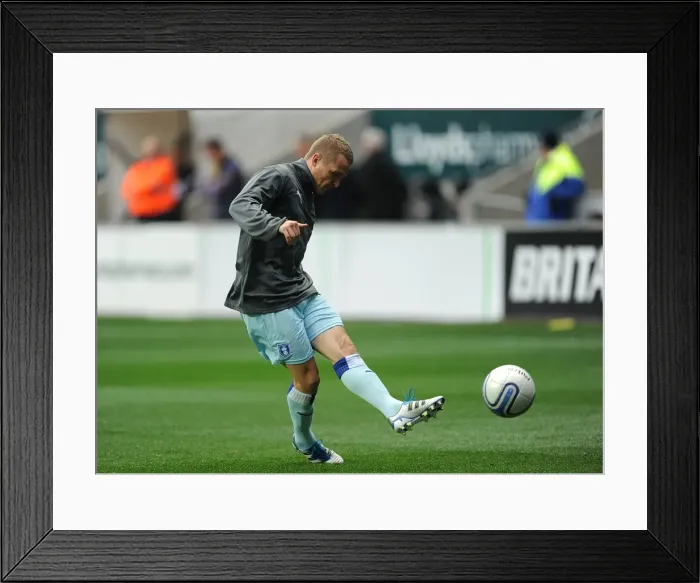 Framed Print : Gary McSheffrey in Action: Coventry City vs. Southampton (Npower Championship, 05-11-2011) Framed Print : Gary McSheffrey in Action: Coventry City vs. Southampton (Npower Championship, 05-11-2011)