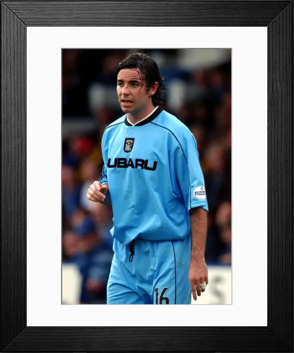 Framed Print : Coventry City's Keith O'Neill in Action against Stockport County (August 11, 2001) Framed Print : Coventry City's Keith O'Neill in Action against Stockport County (August 11, 2001)