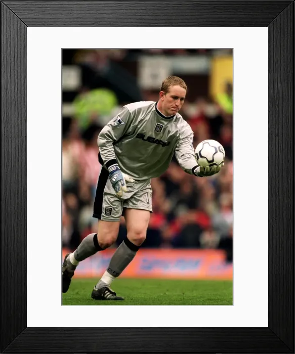 Framed Print : Coventry City's Chris Kirkland Readies for Kick against Sunderland (FA Carling Premiership, 16-04-2001) Framed Print : Coventry City's Chris Kirkland Readies for Kick against Sunderland (FA Carling Premiership, 16-04-2001)