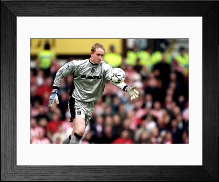 Framed Print : Chris Kirkland Gears Up for Kickoff: Coventry City vs Sunderland (FA Carling Premiership, 16-04-2001) Framed Print : Chris Kirkland Gears Up for Kickoff: Coventry City vs Sunderland (FA Carling Premiership, 16-04-2001)