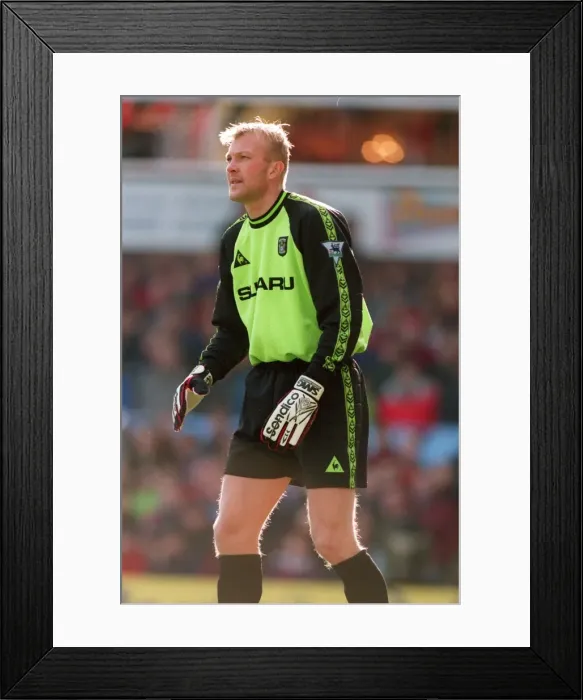 Framed Print : Magnus Hedman Faces Aston Villa in FA Carling Premiership at Villa Park (27th February 1999) Framed Print : Magnus Hedman Faces Aston Villa in FA Carling Premiership at Villa Park (27th February 1999)