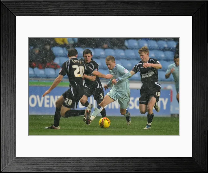 Framed Print : Gary McSheffrey Attempts to Breach Ipswich's Defense in Coventry City's Championship Clash Framed Print : Gary McSheffrey Attempts to Breach Ipswich's Defense in Coventry City's Championship Clash