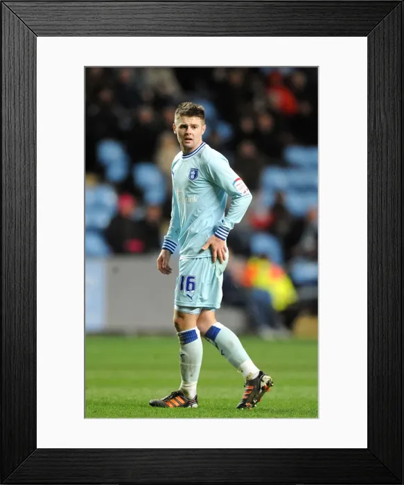 Framed Print : Oliver Norwood vs Leeds United: Championship Showdown at Ricoh Arena (14-02-2012) Framed Print : Oliver Norwood vs Leeds United: Championship Showdown at Ricoh Arena (14-02-2012)