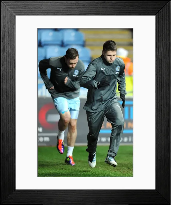 Framed Print : Oliver Norwood's Focused Pre-Match Routine: Coventry City vs Leeds United, Npower Championship (14-02-2012) Framed Print : Oliver Norwood's Focused Pre-Match Routine: Coventry City vs Leeds United, Npower Championship (14-02-2012)