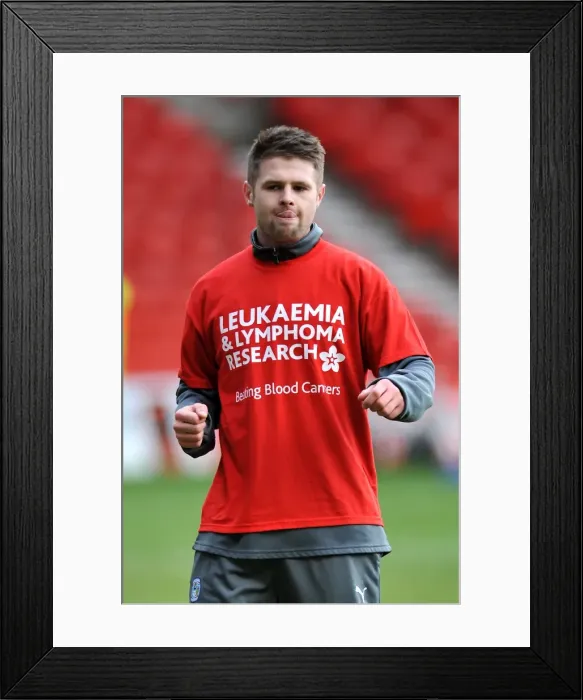 Framed Print : Midfield Battle: Oliver Norwood Takes on Nottingham Forest (2012) Framed Print : Midfield Battle: Oliver Norwood Takes on Nottingham Forest (2012)