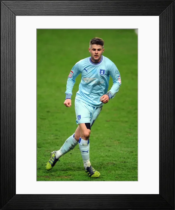 Framed Print : Oliver Norwood in Action: Coventry City vs Crystal Palace, Npower Championship (6-3-2012) Framed Print : Oliver Norwood in Action: Coventry City vs Crystal Palace, Npower Championship (6-3-2012)
