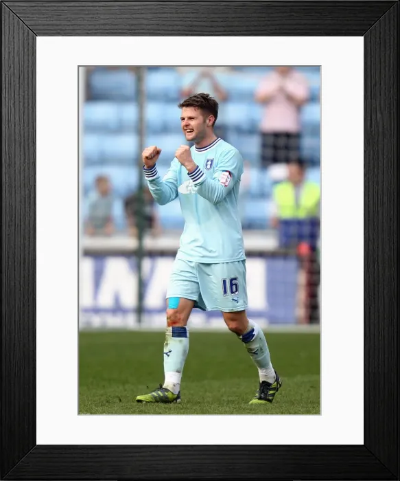 Framed Print : Oliver Norwood in Action: Coventry City vs. Portsmouth, Npower Championship (24-03-2012) Framed Print : Oliver Norwood in Action: Coventry City vs. Portsmouth, Npower Championship (24-03-2012)
