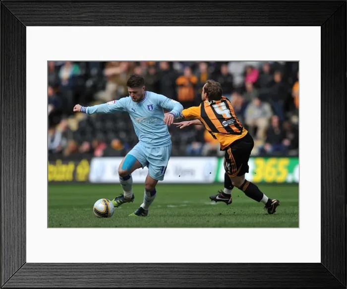 Framed Print : Oliver Norwood Outsmarts Paul McKenna: Coventry City vs. Hull City, Npower Championship (31-03-2012)