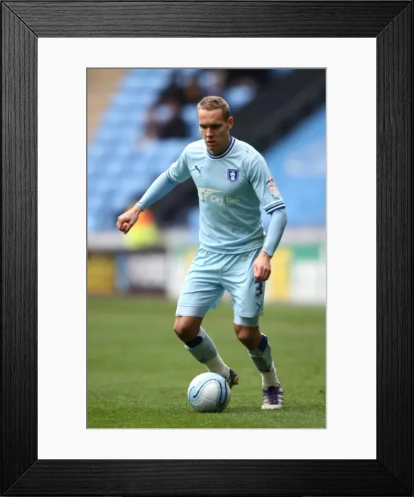 Framed Print : Chris Hussey Faces Off Against Peterborough United at Ricoh Arena (Npower Championship, 07-04-2012)