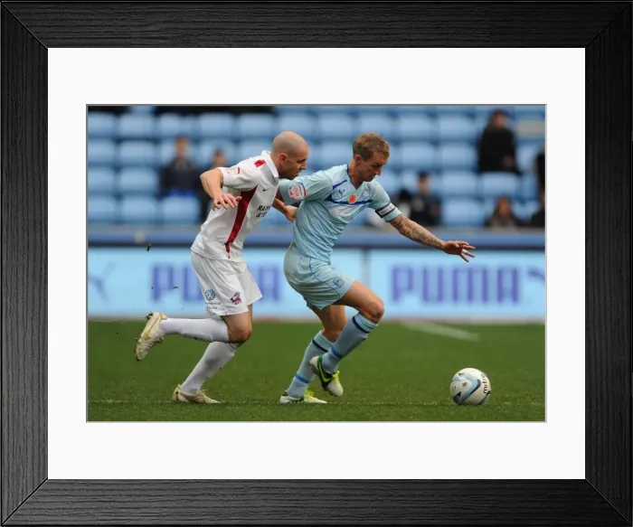 Framed Print : Battle for the Ball: Coventry City vs Scunthorpe United in Football League One