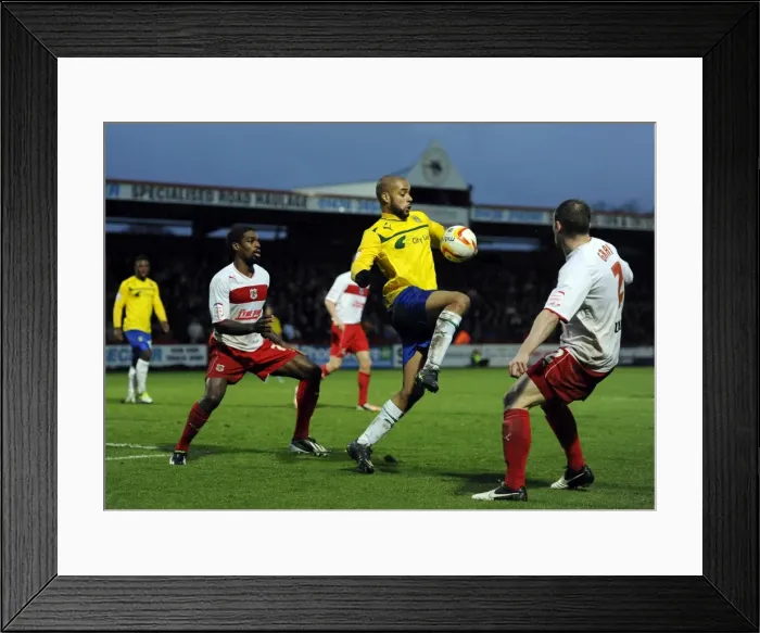 Framed Print : David McGoldrick Slips Past Stevenage Defenders in Coventry City's Npower League One Battle Framed Print : David McGoldrick Slips Past Stevenage Defenders in Coventry City's Npower League One Battle