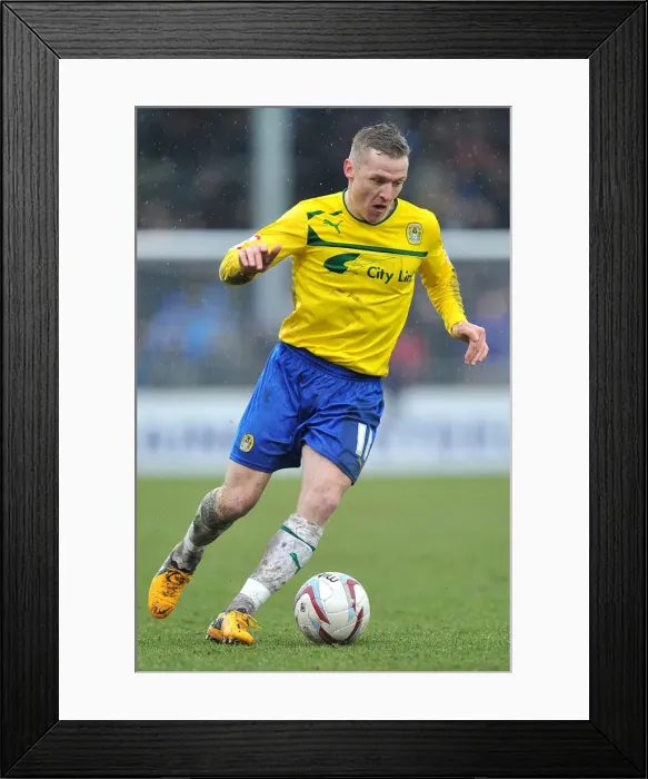 Framed Print : Gary McSheffrey Leads Coventry City Charge at Glanford Park Against Scunthorpe United (Football League One, 09-03-2013)