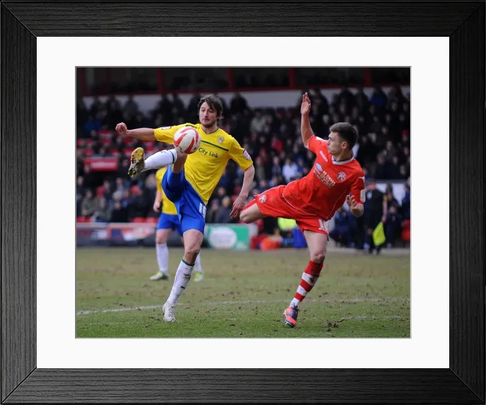 Framed Print : Battle for the Ball: Jamie Paterson vs. Adam Barton - Coventry City vs. Walsall in Npower League One (April 2013) Framed Print : Battle for the Ball: Jamie Paterson vs. Adam Barton - Coventry City vs. Walsall in Npower League One (April 2013)