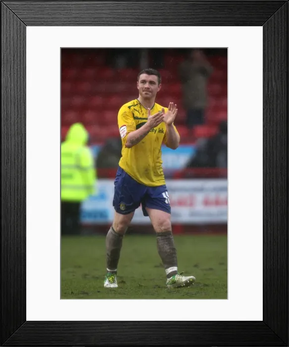 Framed Print : John Fleck's Appreciative Moment: Coventry City's Npower League One Victory Celebration (13-04-2013) Framed Print : John Fleck's Appreciative Moment: Coventry City's Npower League One Victory Celebration (13-04-2013)