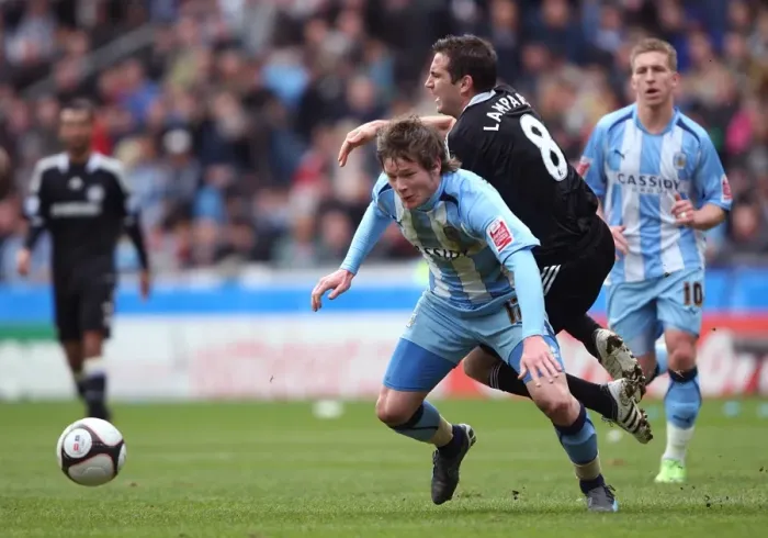 Framed Print : Battle for the Ball: Aron Gunnarsson vs. Frank Lampard (FA Cup Sixth Round, Coventry City vs. Chelsea, 7th March 2009) Framed Print : Battle for the Ball: Aron Gunnarsson vs. Frank Lampard (FA Cup Sixth Round, Coventry City vs. Chelsea, 7th March 2009)