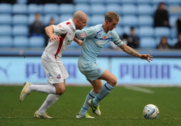 Framed Print : Battle for the Ball: Coventry City vs Scunthorpe United in Football League One