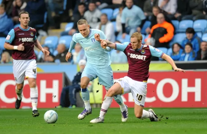 Framed Print : Battle for the Ball: Hussey vs. Collison - Coventry City vs. West Ham United, Championship Showdown (19-11-2011) Framed Print : Battle for the Ball: Hussey vs. Collison - Coventry City vs. West Ham United, Championship Showdown (19-11-2011)