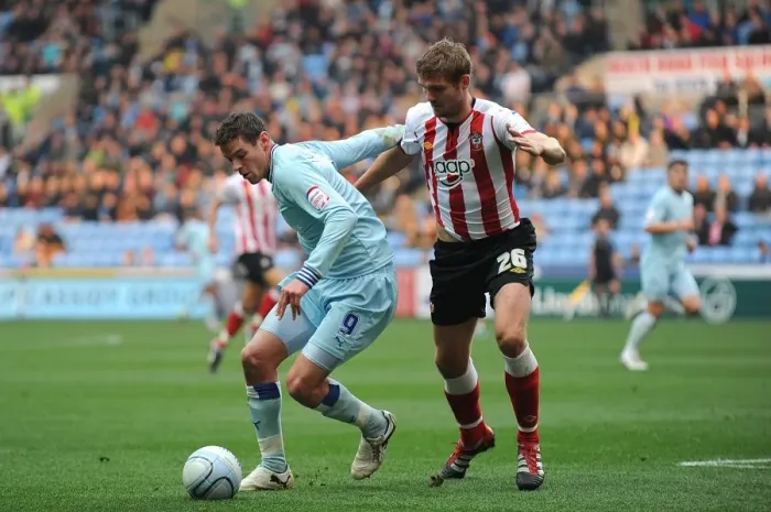 Framed Print : Battle for the Ball: Jutkiewicz vs. Hooiveld - Coventry City vs. Southampton (Npower Championship) Framed Print : Battle for the Ball: Jutkiewicz vs. Hooiveld - Coventry City vs. Southampton (Npower Championship)