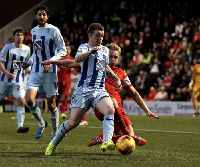 Framed Print : Battle for the Ball: Wright vs. Fleck in Coventry City's Sky Bet League Championship Clash with Leyton Orient
