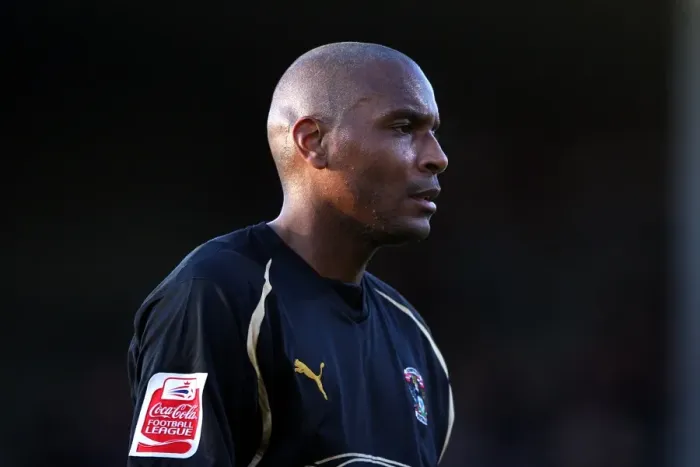 Framed Print : Clinton Morrison Leads Coventry City in Championship Clash against Scunthorpe United at Glanford Park (06-12-2009) Framed Print : Clinton Morrison Leads Coventry City in Championship Clash against Scunthorpe United at Glanford Park (06-12-2009)