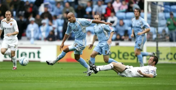 Framed Print : Coventry City vs Hull City: Leon Mackenzie Evades Ian Ashbee in Championship Clash at Ricoh Arena