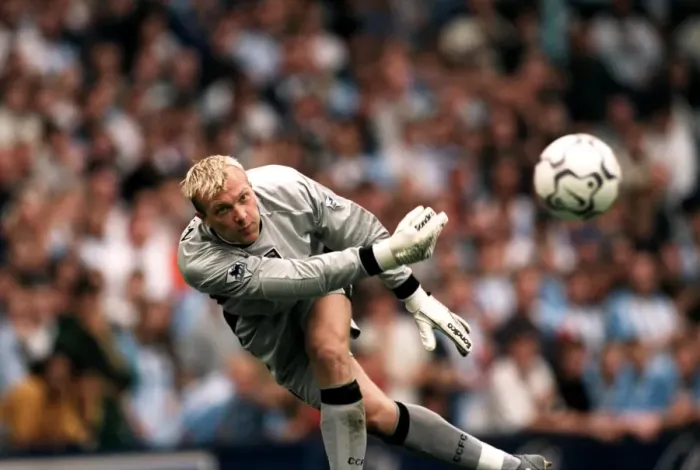 Framed Print : Coventry City vs Leeds United: Magnus Hedman Rolls Out the Ball (09-09-2000) Framed Print : Coventry City vs Leeds United: Magnus Hedman Rolls Out the Ball (09-09-2000)