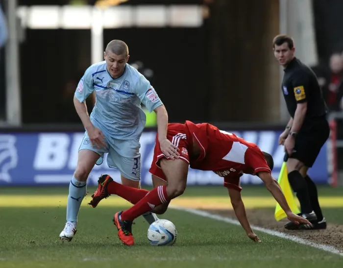 Framed Print : Coventry City vs Swindon Town: Dickinson vs Thompson Clash in Npower League One Framed Print : Coventry City vs Swindon Town: Dickinson vs Thompson Clash in Npower League One