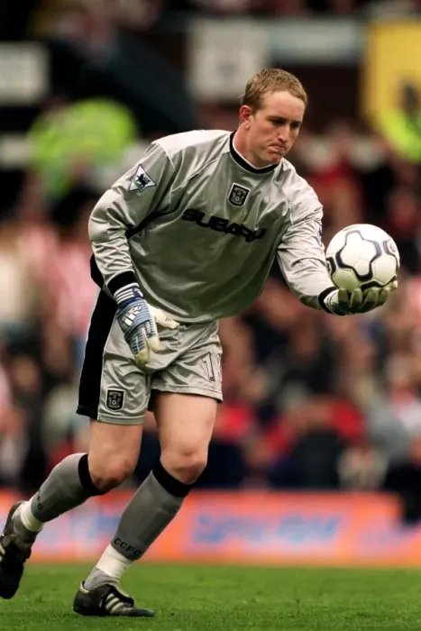 Framed Print : Coventry City's Chris Kirkland Readies for Kick against Sunderland (FA Carling Premiership, 16-04-2001) Framed Print : Coventry City's Chris Kirkland Readies for Kick against Sunderland (FA Carling Premiership, 16-04-2001)