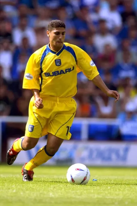 Framed Print : Coventry City's Youssef Safri in Action Against Reading (August 17, 2001) Framed Print : Coventry City's Youssef Safri in Action Against Reading (August 17, 2001)