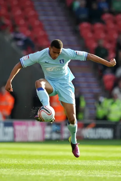 Framed Print : Cyrus Christie in Action: Coventry City vs Burnley, Npower Championship 2011 Framed Print : Cyrus Christie in Action: Coventry City vs Burnley, Npower Championship 2011