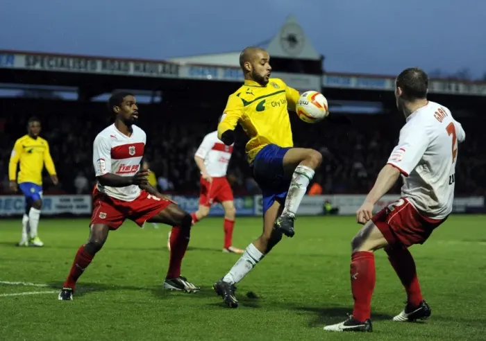 Framed Print : David McGoldrick Slips Past Stevenage Defenders in Coventry City's Npower League One Battle Framed Print : David McGoldrick Slips Past Stevenage Defenders in Coventry City's Npower League One Battle