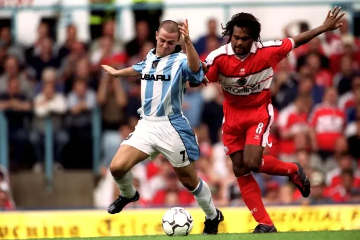 Framed Print : David Thompson vs Christian Karembeu: Intense Battle in Coventry City vs Middlesbrough (Premier League, 19-08-2000) Framed Print : David Thompson vs Christian Karembeu: Intense Battle in Coventry City vs Middlesbrough (Premier League, 19-08-2000)