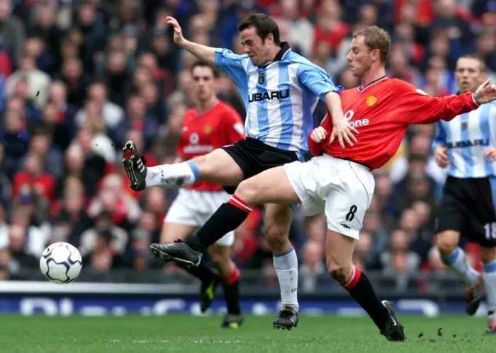 Framed Print : David Thompson vs Nicky Butt: Coventry City vs Manchester United - FA Carling Premiership Rivalry at Old Trafford (14-04-2001) Framed Print : David Thompson vs Nicky Butt: Coventry City vs Manchester United - FA Carling Premiership Rivalry at Old Trafford (14-04-2001)